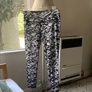 VSX knockout by Victoria’s Secret Black and White Geometric Leggings